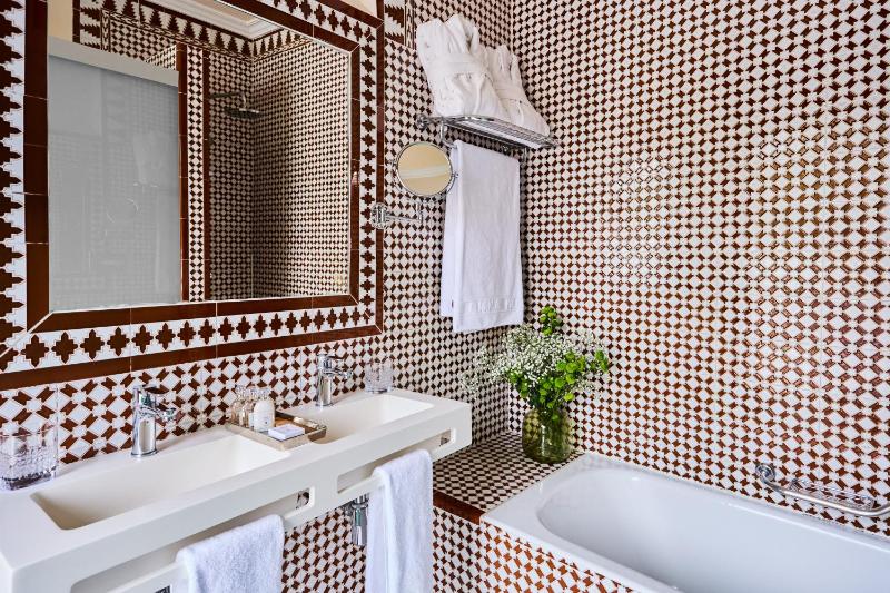 Standard Twin Room with One Extra Single Bed - Non-Smoking image 3