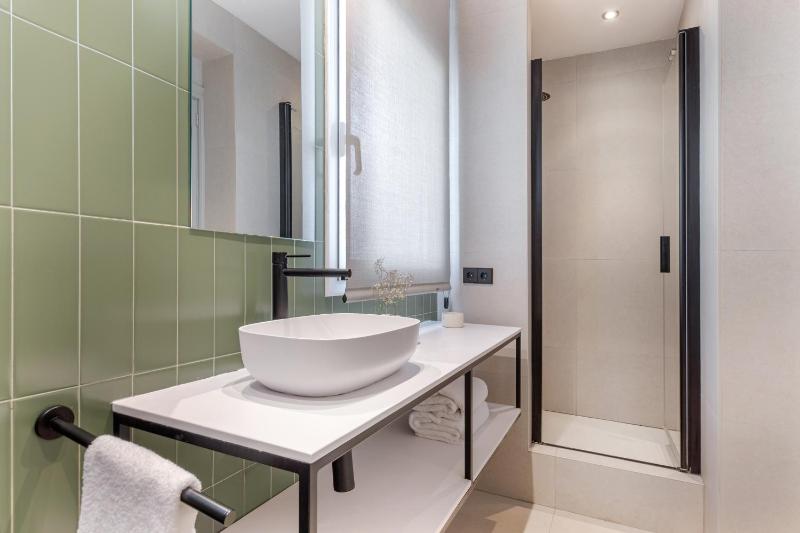 Deluxe Two-Bedroom Apartment (4-6 Adults) image 3