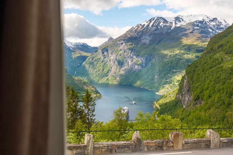 Single Room with Fjord View image 3