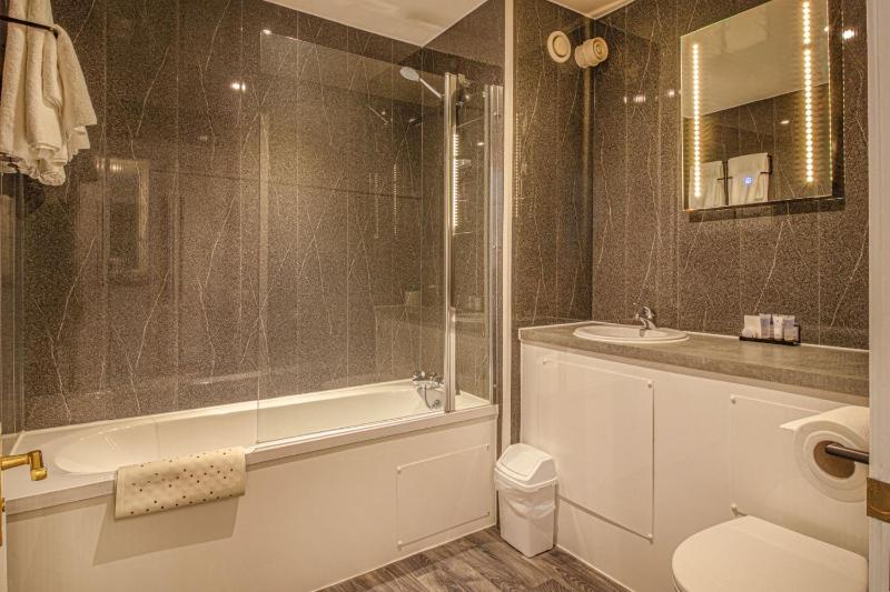Standard Twin Room image 3