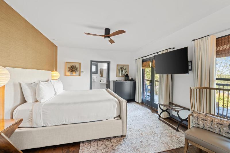 King Room with Balcony image 1