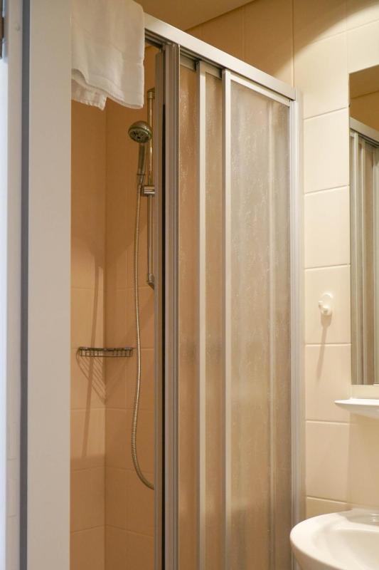 Standard Quadruple Room image 3