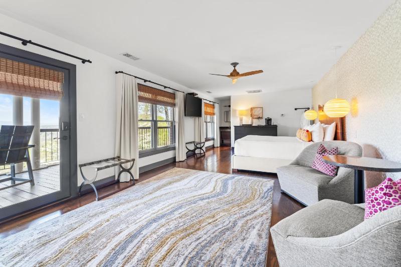 King Room with Mountain View image 1
