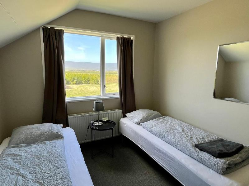 Economy Twin Room with Shared Bathroom image 4