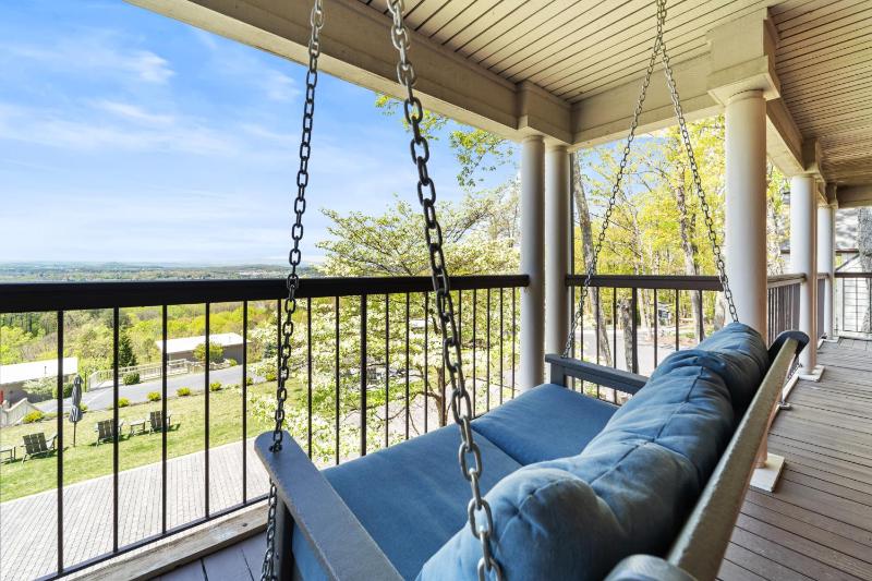 King Room with Mountain View image 2
