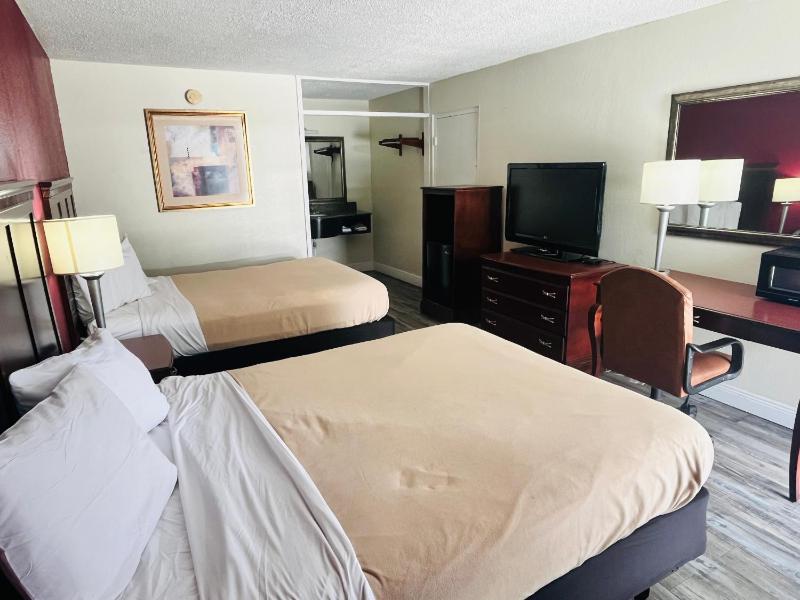 Standard Queen Room with Two Queen Beds - Non-Smoking image 2