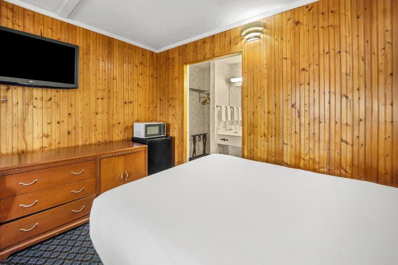 1 King Bed Smoking image 1