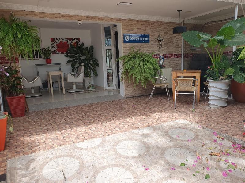 Casa Hotel avenida 22 cerca a escenario deportivos iglesias y clinicas Cra17a21a 27 - image 11