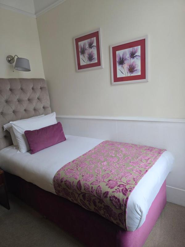 Single Room image 3