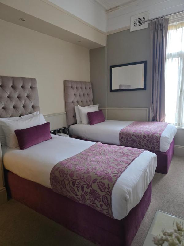 Twin Room image 1