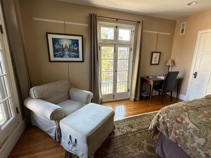 Standard King Room image 4