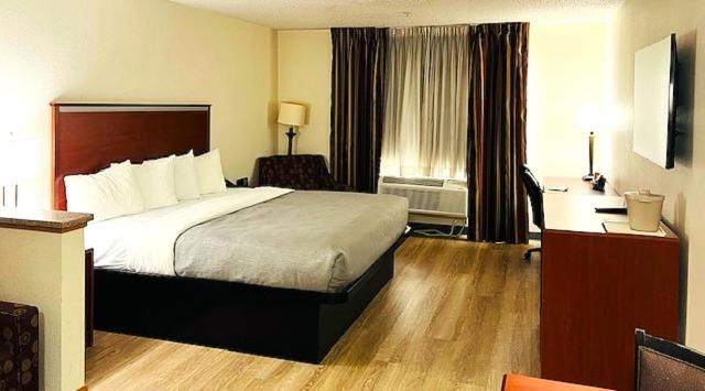 Deluxe King Room - Non-Smoking image 1