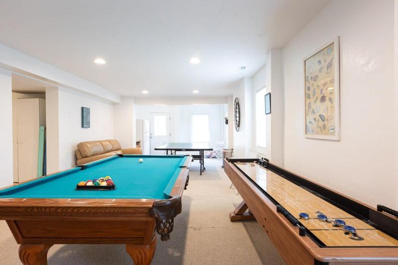 Less than 5min Walk to Beach with Pool Fire Pit - image 14