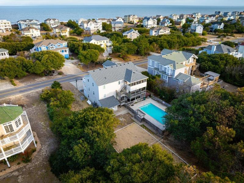 Less than 5min Walk to Beach with Pool Fire Pit - image 25
