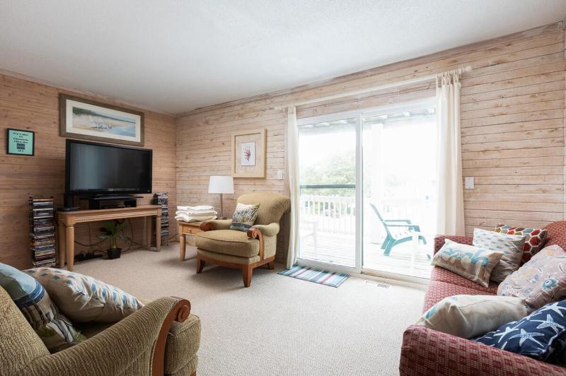 Less than 5min Walk to Beach with Pool Fire Pit - image 17