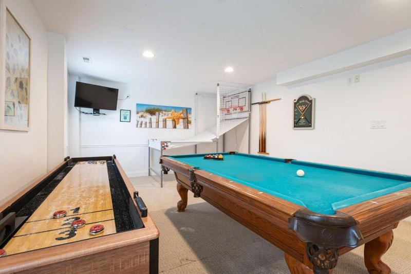 Less than 5min Walk to Beach with Pool Fire Pit - image 3