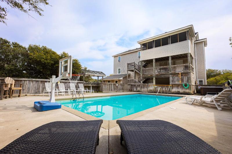 Less than 5min Walk to Beach with Pool Fire Pit - image 28