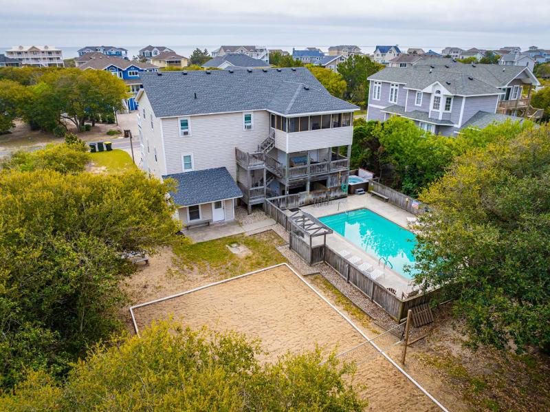 Less than 5min Walk to Beach with Pool Fire Pit - image 19