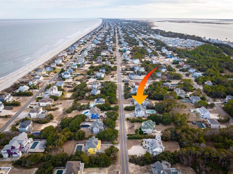 Less than 5min Walk to Beach with Pool Fire Pit - image 44