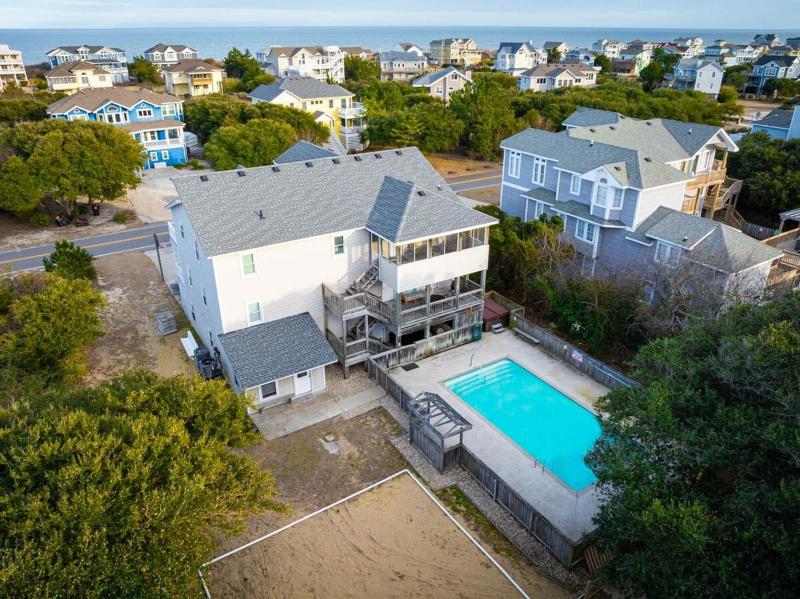Less than 5min Walk to Beach with Pool Fire Pit - image 11