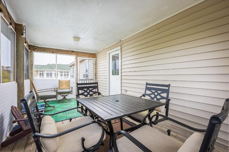 Less than 5min Walk to Beach with Pool Fire Pit - image 7