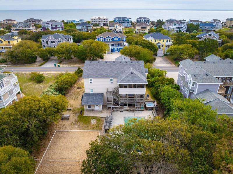 Less than 5min Walk to Beach with Pool Fire Pit - image 38
