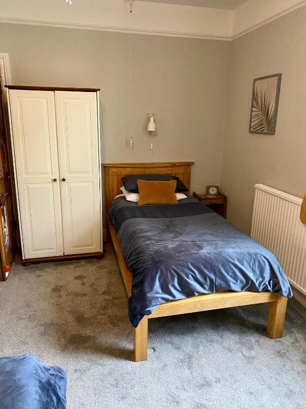 Twin Room with Bathroom image 1