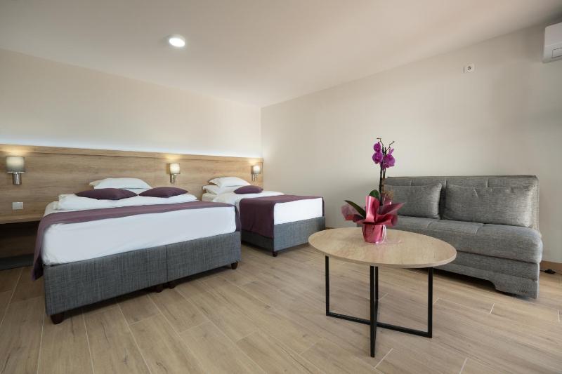 Triple Room with Sea View image 3