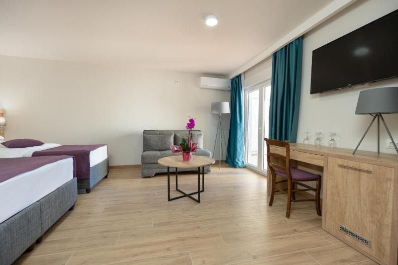 Triple Room with Sea View image 4