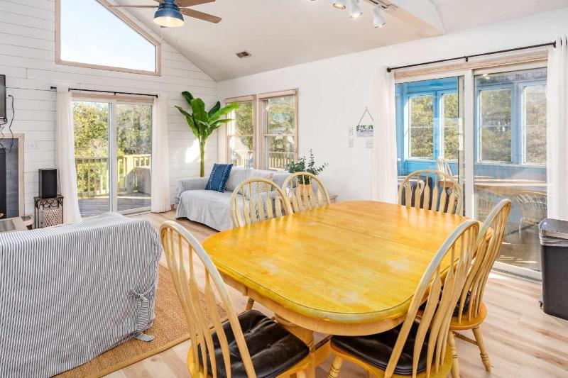 Oceanside with Pool Hot Tub and Updated Interior - image 26