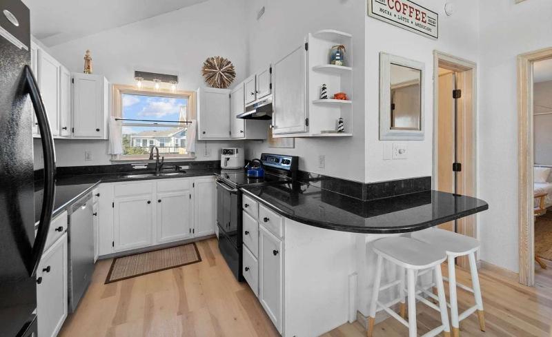 Oceanside with Pool Hot Tub and Updated Interior - image 22