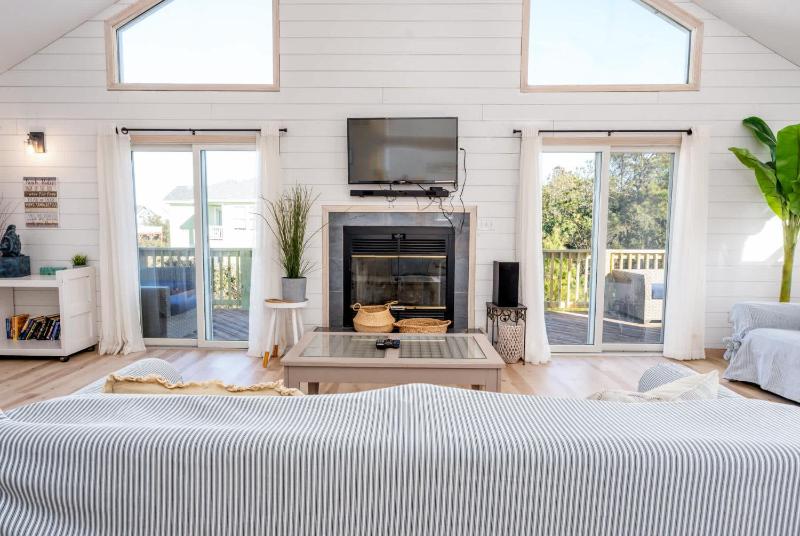 Oceanside with Pool Hot Tub and Updated Interior - image 21