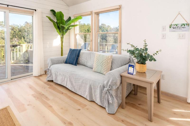 Oceanside with Pool Hot Tub and Updated Interior - image 35