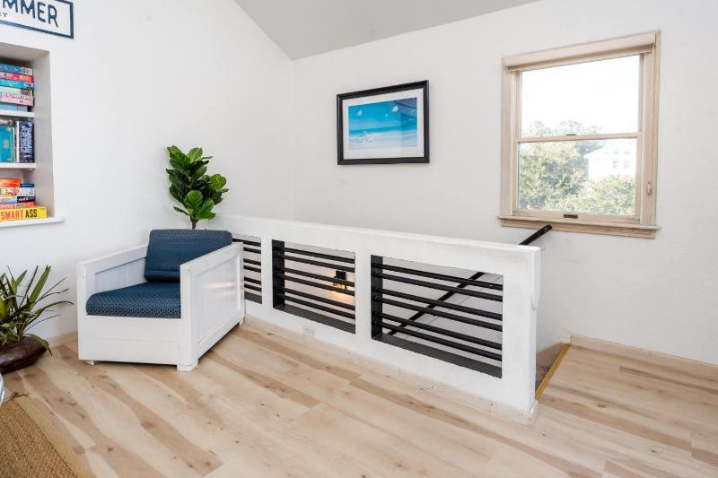 Oceanside with Pool Hot Tub and Updated Interior - image 15