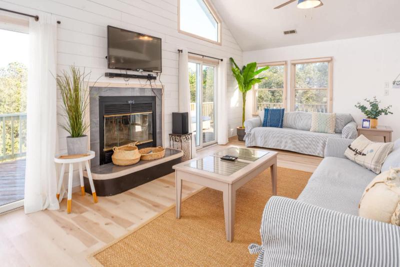 Oceanside with Pool Hot Tub and Updated Interior - image 48