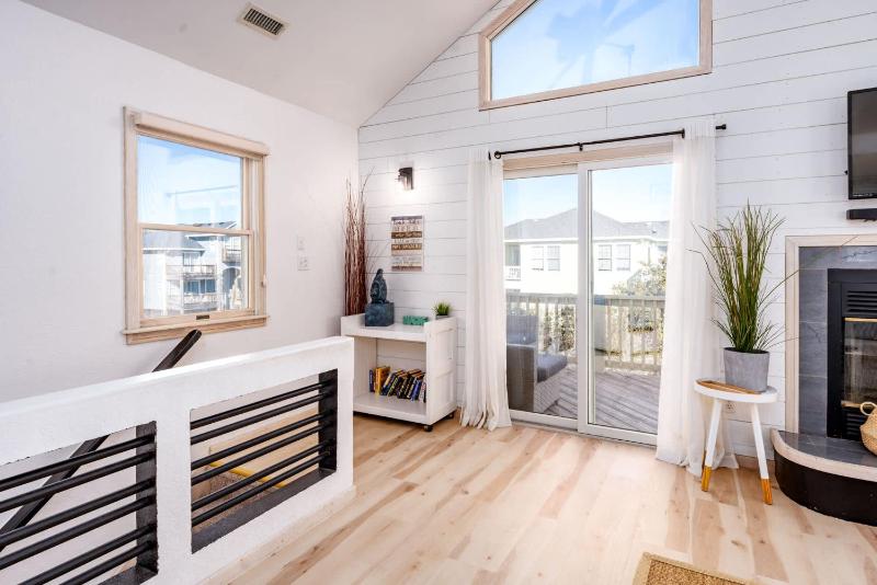 Oceanside with Pool Hot Tub and Updated Interior - image 20
