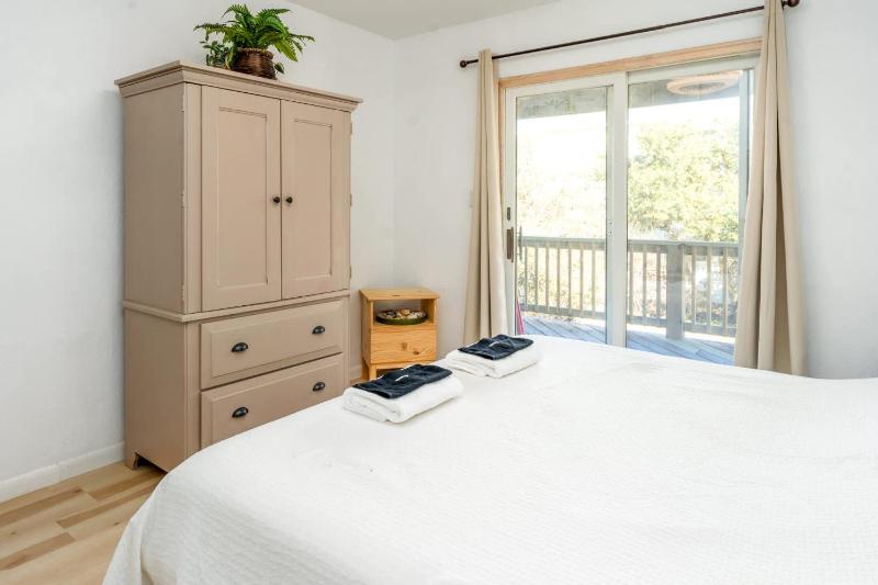 Oceanside with Pool Hot Tub and Updated Interior - image 10