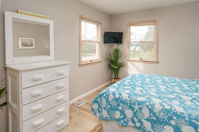 Oceanside with Pool Hot Tub and Updated Interior - image 45