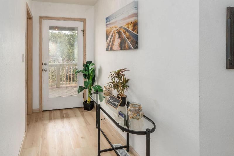 Oceanside with Pool Hot Tub and Updated Interior - image 8
