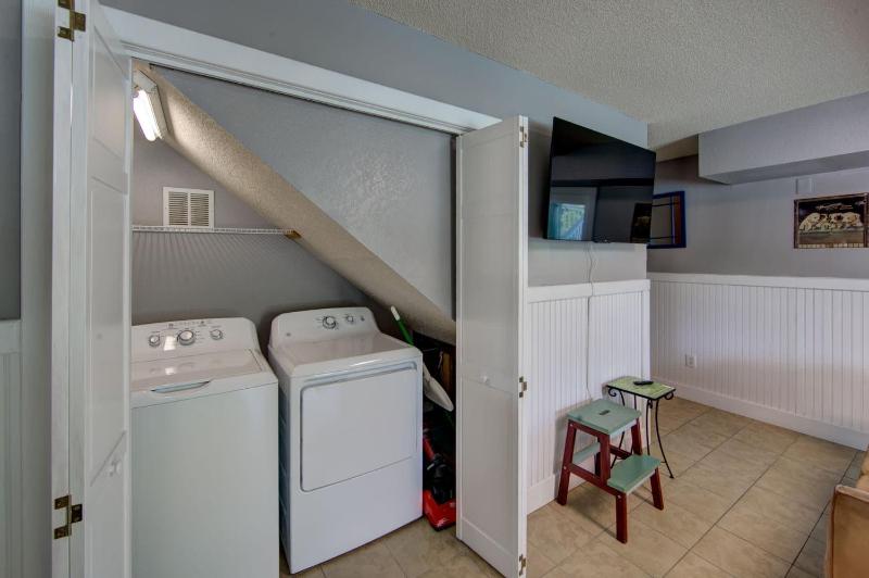 Third Row Whalehead Home with Pool and Spa Sleeps 22 - image 2