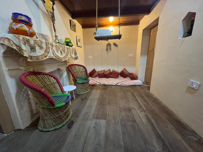Landour Apartment Beauty and Charm Kothri- Vintage Vibes - image 13