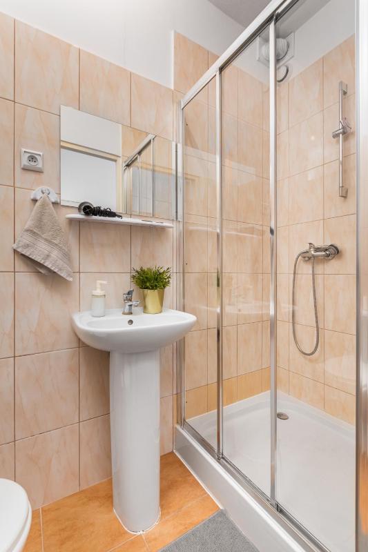 Twin Room with Private Bathroom image 3