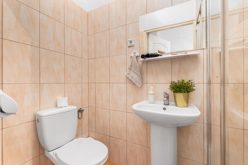 Twin Room with Private Bathroom image 2