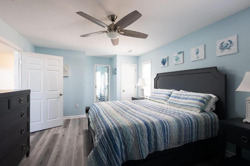 Gorgeous Semi-Oceanfront Home in Whalehead - image 33