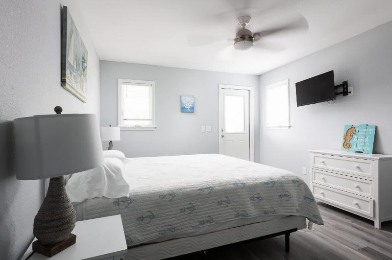 Gorgeous Semi-Oceanfront Home in Whalehead - image 18