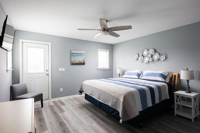 Gorgeous Semi-Oceanfront Home in Whalehead - image 31