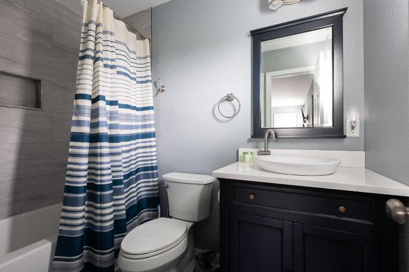Gorgeous Semi-Oceanfront Home in Whalehead - image 30