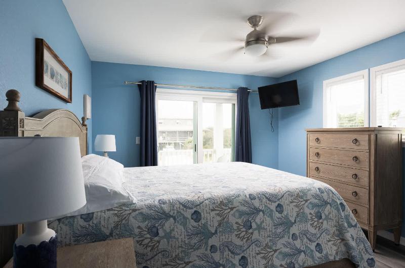 Gorgeous Semi-Oceanfront Home in Whalehead - image 16