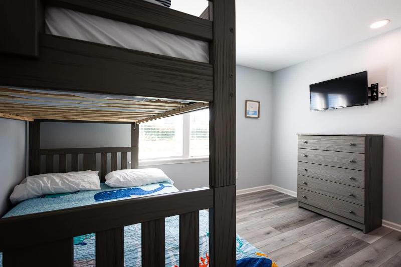 Gorgeous Semi-Oceanfront Home in Whalehead - image 27