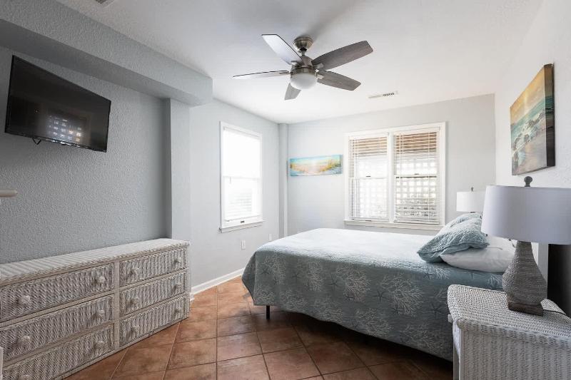 Gorgeous Semi-Oceanfront Home in Whalehead - image 36